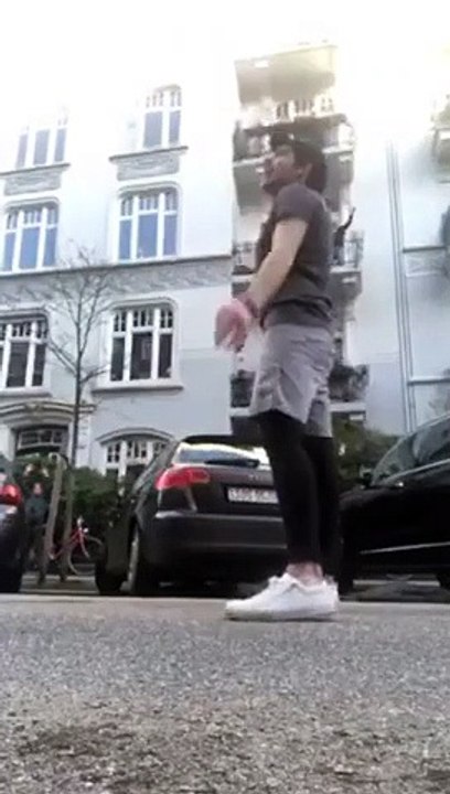 Il entraine ses voisins au sport dans la rue !