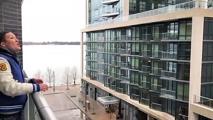 Cette chanteuse d'opéra performe de son balcon pour les voisins !
