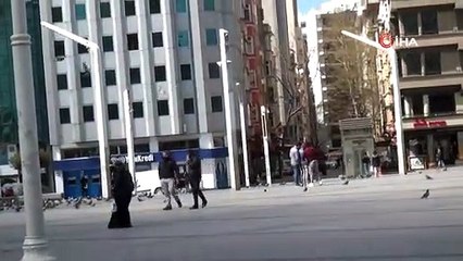 Koronavirüs | Sosyal izolasyon için 'Evde kal' çağrıları sürerken Taksim'de insan hareketliliği gözlendi