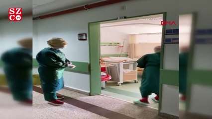 Koronavirüs'ü yenen baba-oğul apartmanda alkışlarla karşılandı