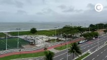 Ondas agitadas e vento forte na Praia de Camburi, em Vitória
