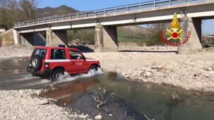 Download Video: Bomberos de Italia entregan medicamentos en zonas alejadas