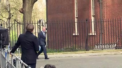 Boris Johnson, hospitalizado con coronavirus, está "mejorando"