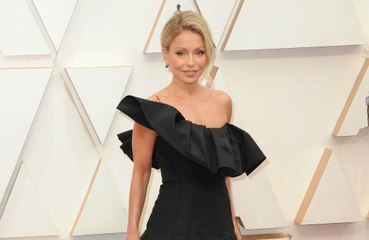 Kelly Ripa's kids won't hug her