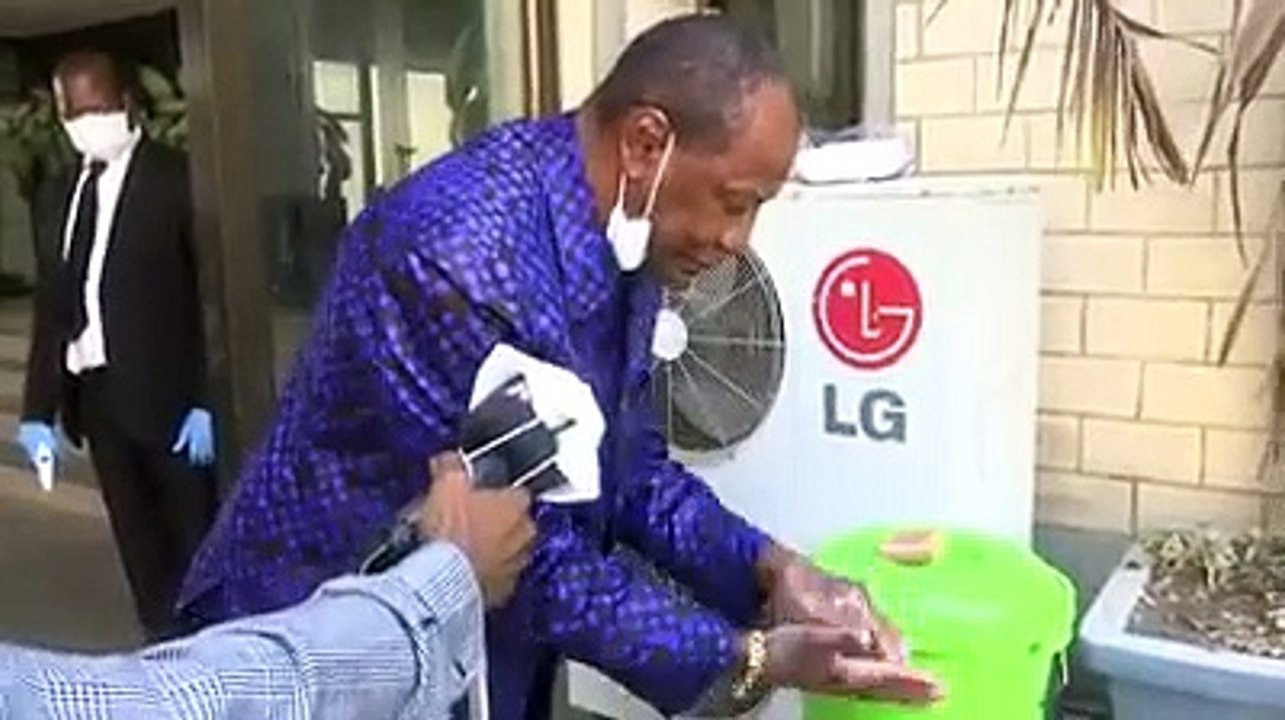 Lavage des mains : Alpha Condé donne l'exemple avec du savon Diama