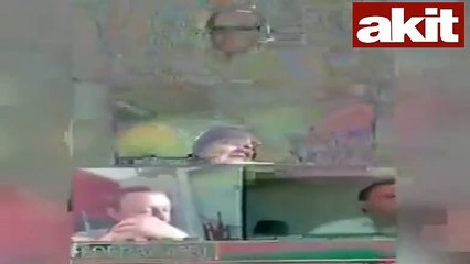 Sağlık Bakanı canlı yayında kahkahalar atıp burnunu karıştırdı