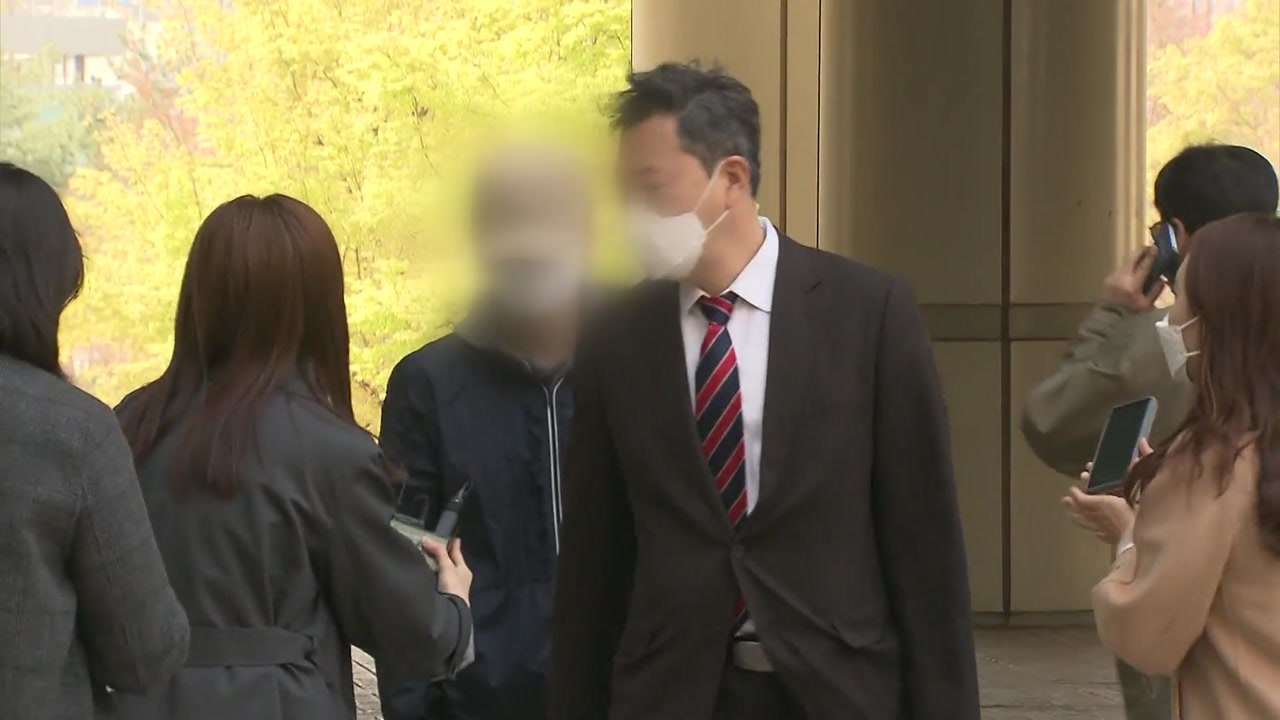 조주빈 공범 '부따' 오늘 구속 갈림길...취재진 질문엔 "묵묵부답" / YTN