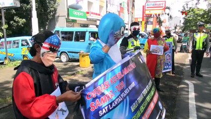 Polisi Pakai Kostum Unik untuk Sosialisasi Corona