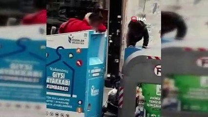 Türkiye'den çaresizlik manzaraları; çocuklar çöp konteynerinden giysi topladı!