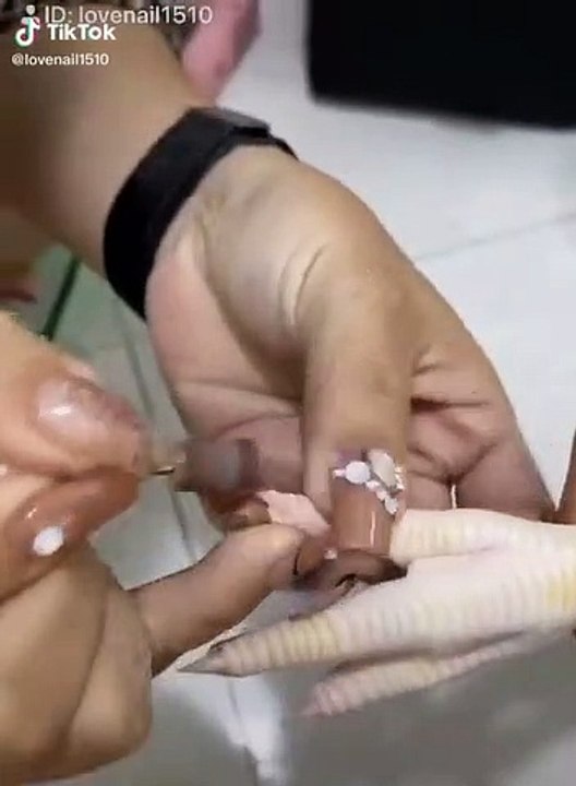 Nghỉ dịch lâu quá sợ quên nghề, cô gái lôi cả... chân gà ra làm nail