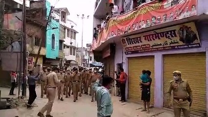 अयोध्या: रुदौली में पुलिस फ़ोर्स पर हुई पुष्प वर्षा