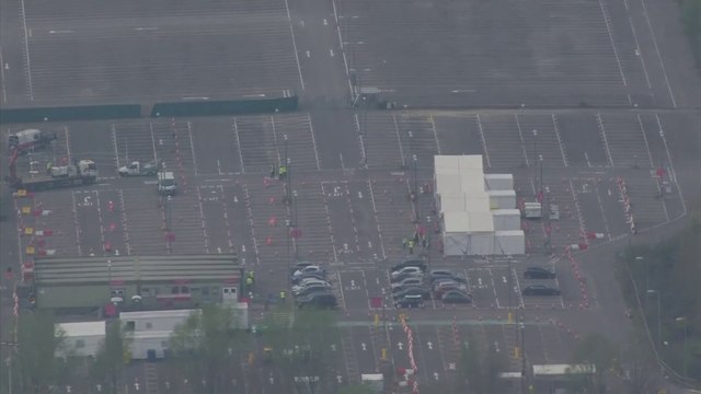 Londres: Les images aériennes du drive test de dépistage du coronavirus à l'aéroport de Gatwick