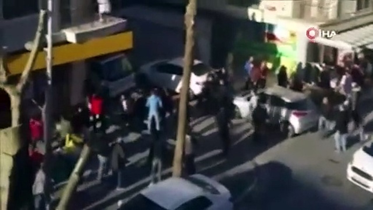 Avcılar'da yol kavgasında inanılmaz görüntüler