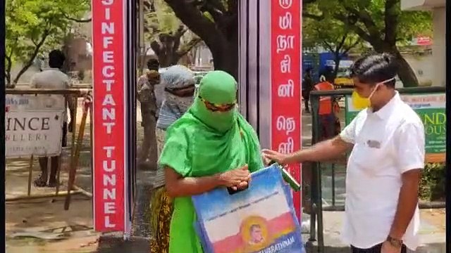 கரோனா வைரஸ் தடுக்கும் நடவடிக்கையாக தாம்பரத்தில் உள்ள தற்காலிக காய்கறி மார்க்கெட்டில் கூட்ட நெரிசல் அதிகரிப்பதால் அதிமுக காஞ்சி கிழக்கு மாவட்ட செயலாளர் சிட்லபாக்கம் ராஜேந்திரன் சொந்த செலவில் கிருமி நாசினி சுரங்கம் அமைக்கப்பட்டது. அதை தெற்கு மண்டல காவல்த
