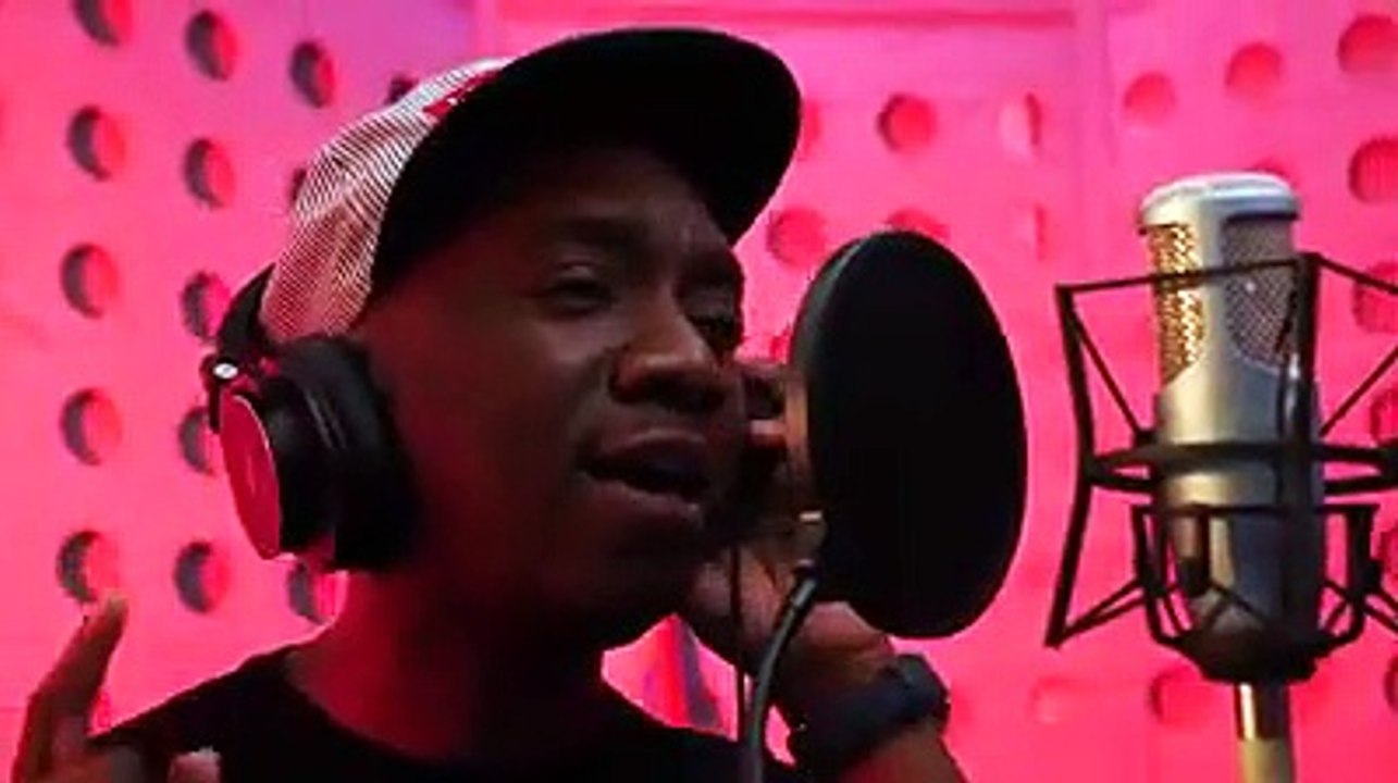 Toko Longa Corona ("nous allons battre le Corona(virus) en lingala) est interprétée par Jean Goubald, Pamela Baketana, Jacques Tshimankinda, Moli Mokelenge, Sarah Lula, Royce Mbumba et Fred Kabeya, son auteur-compositeur.