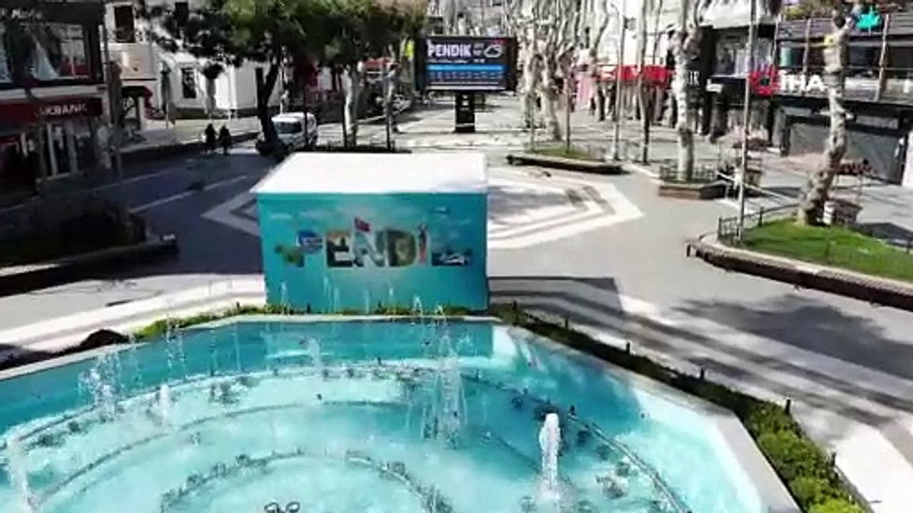 Koronavirüs tedbirleri kapsamında şerit çekilerek kapatılan Pendik Meydanı havadan görüntülendi