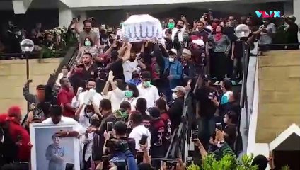 VIDEO: Teriakan 'Jaga Jarak' Pelayat Pemakaman Glenn Fredly