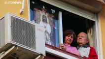 Lejos de suspender la Semana Santa, los españoles la viven desde sus balcones