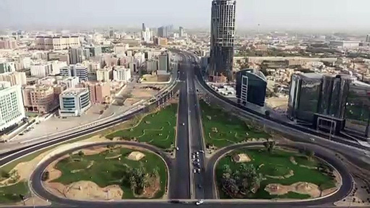 شوارع الرياض فارغة بعد فرض منع تجول كلي على مدار الساعة