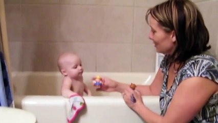 Ce bébé est si petit et chante déjà si bien !