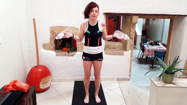 Comment faire du sport en étant confiné : leçon 14, comment se muscler avec des bouteilles d'eau ?