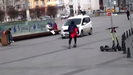 Gaz maskesi taktı, Taksim Meydanı'nda kaykay yaptı