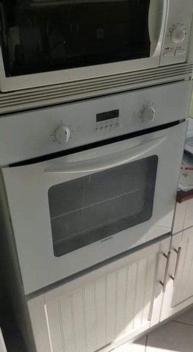 Un homme fait chauffer ses courriers au micro-onde pour éviter d'être contaminé du Covid-19