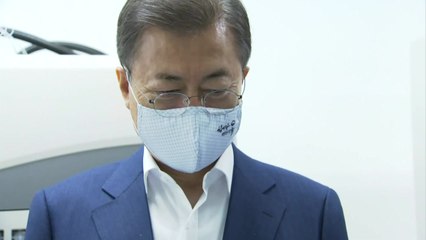 문 대통령 "치료제·백신은 넘어야 할 산...끝을 보자" / YTN