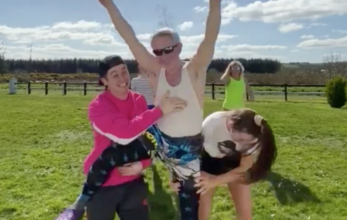 Cette famille en confinement décide d'apprendre une chorégraphie sur Blinding lights et c'est juste géniale