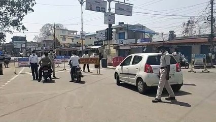 Ambikapur- प्रधान आरक्षक का अनोखा अंदाज: लॉकडाउन तोडऩे वालों को बांसुरी की धुन सुनाकर कह रहा- कृपया, घर पर ही रहें