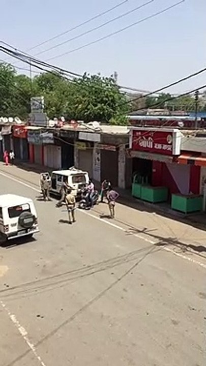 झांसी: सोशल मीडिया पर वायरल इन वीडियो को देखकर लोगों की संवेदना हो सकती आहत