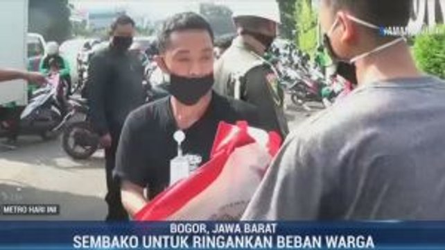 Jokowi Bagi-bagi Sembako di Bogor