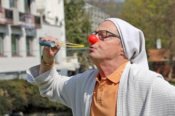 SPA - Le cliniclown Pyjama encourage le personnel et les résidents du home Les Heures Claires qui font face au coronavirus