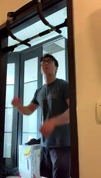 Sport à la maison : la barre de tractions le lâche en plein effort !