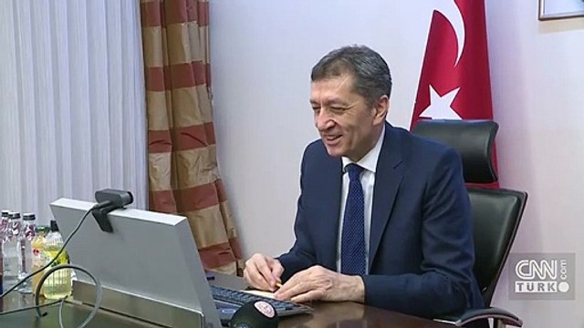 Bakan Selçuk, EBA Canlı Sınıf'ta öğrencilerle sohbet etti