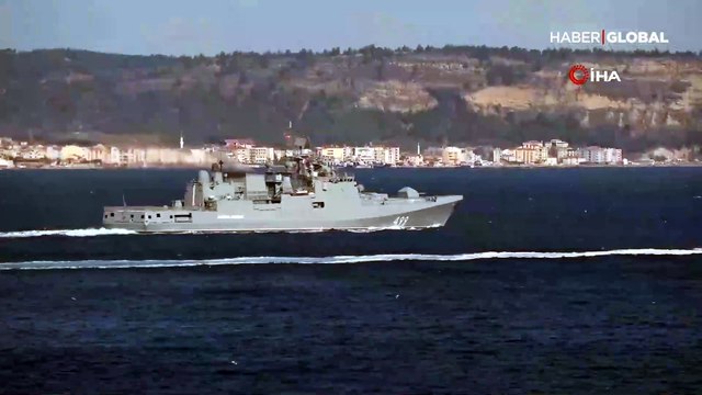 Rus savaş gemileri peş peşe İstanbul Boğazı'ndan geçti