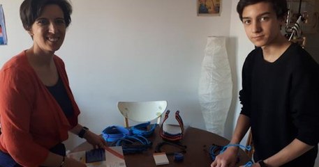 À 14 ans, cet adolescent fabrique 60 masques par jour pour l'hôpital voisin