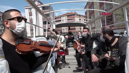 Bilecik'te evde kalanlar için üstü açık otobüste konser