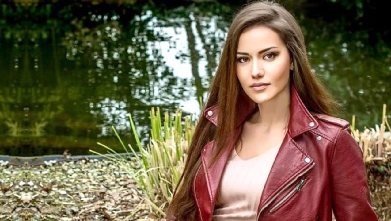 Fahriye Evcen, yastıkla poz veren diğer ünlülerin aksine sade paylaşımıyla hayranlarını mest etti