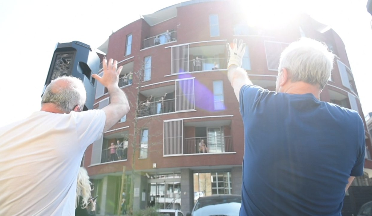 Liège un dj devant la maison de repos pour fair...