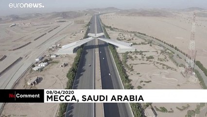 شاهد: شوارع مكة المكرمة خالية من السيارات والمارة بسبب كورونا