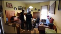 Torino - Poliziotti portano spesa a casa di un anziano (09.04.20)