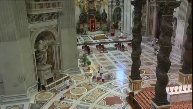 El Papa Francisco celebra la misa de Jueves Santo a puerta cerrada para evitar contagios