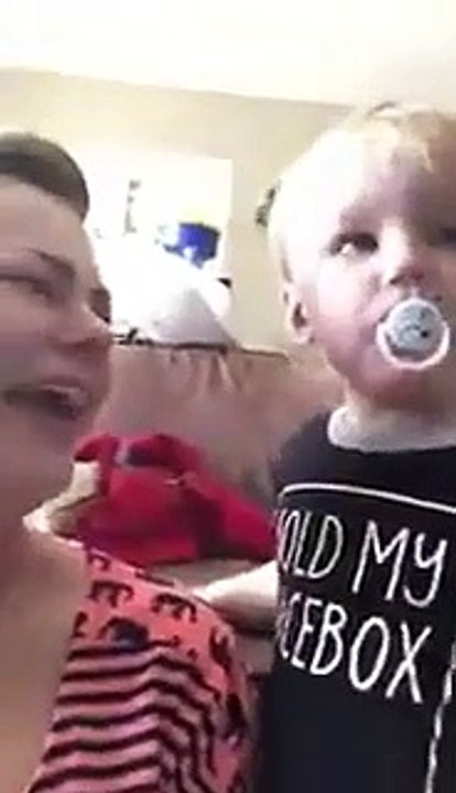 Sa maman fait semblant de pleurer, la réaction de ce bébé est adorable