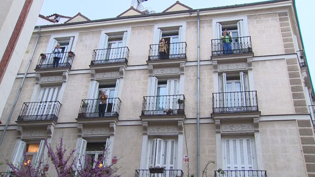 Vecinos de La Latina aplauden a los sanitarios