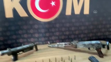 Descargar video: Malatya'da kalaşnikof ve uzun namlulu tam otomatik silah bulundu