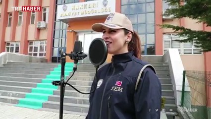 Polisler 'Uzun İnce Bir Yoldayım' türküsünü seslendirdi