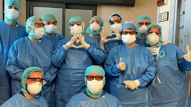 Después del escándalo de los carteles contra el personal que trabaja en salud, ahore les rinden homenaje con carteles que dicen: Aquí vive un héroe