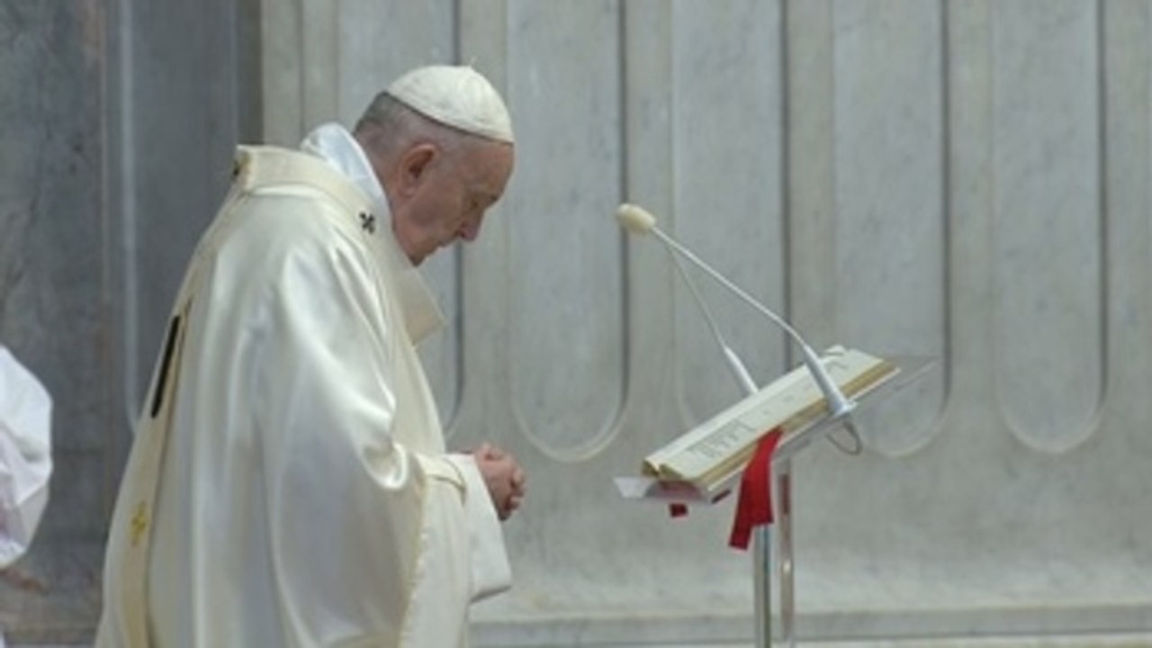 El papa honra en Jueves Santo a los "santos" que luchan contra la pandemia