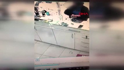 İzmir -16 yaşındaki gencin hırsızlık anı güvenlik kamerasında
